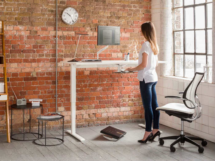SP-woman-at-ergo-stand up adjustable workstation