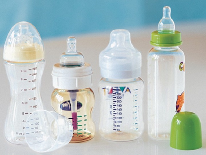 Стеклянная бутылочка новорожденного. Бутылочки для новорожденных. Бутылочки для смеси для новорожденных.