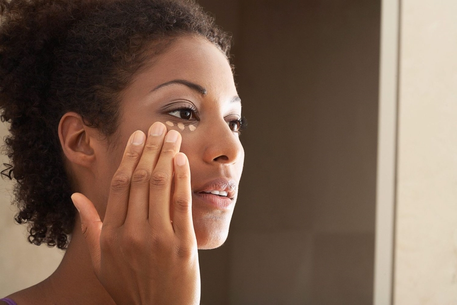 woman applying chemical free face primer